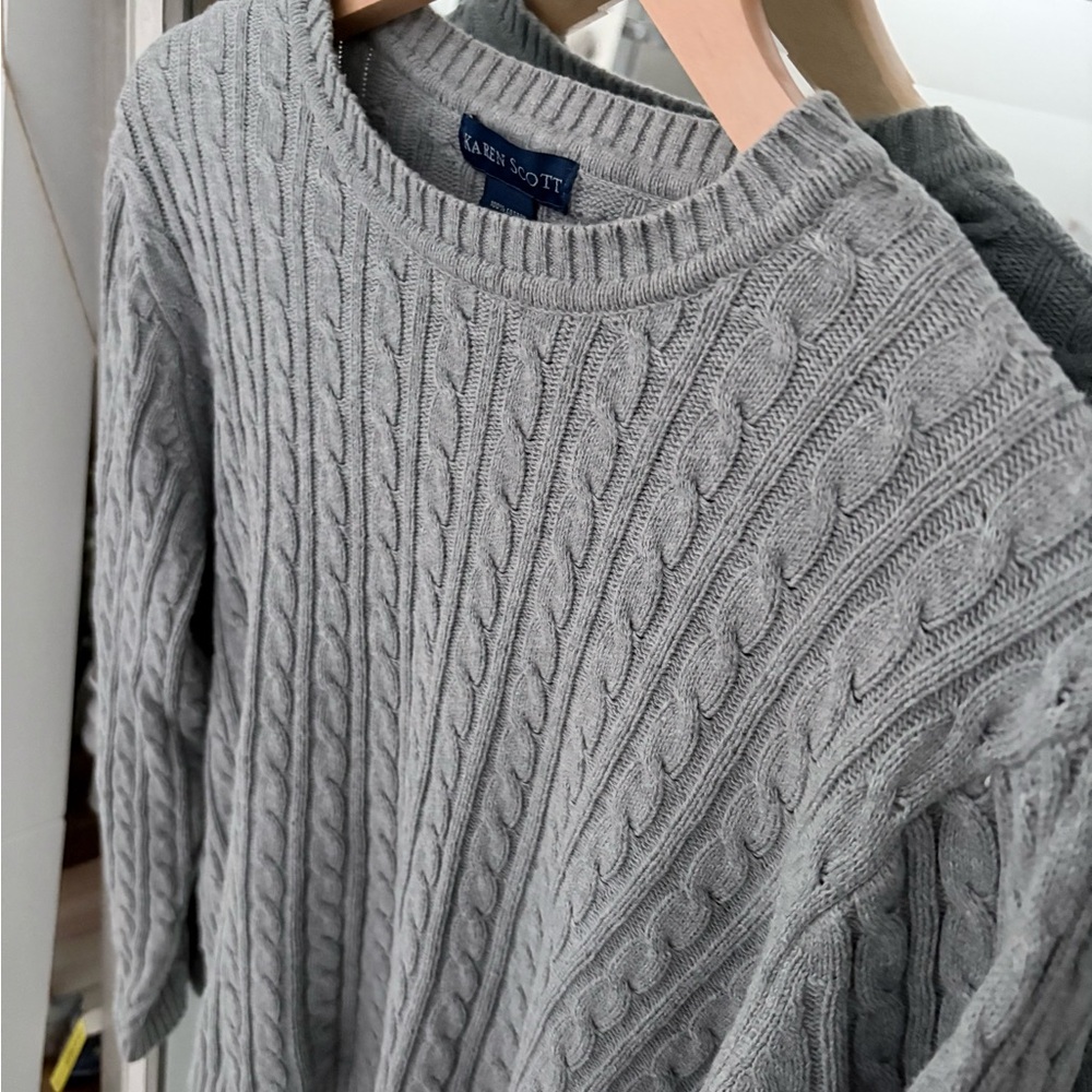 🦋 $10 Gray Cable Knit Sweater - Picture 3 of 3